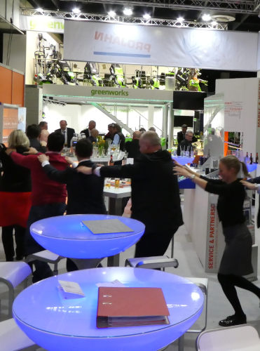 messe-polonaese Unterhaltung am Messestand